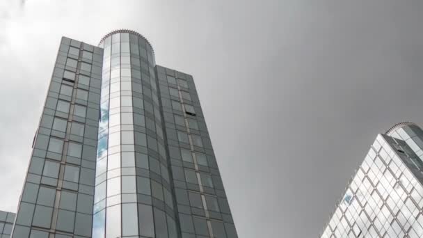 比利时布鲁塞尔 2019年4月1日 欧洲议会大厦建筑群的醒目景观 春天布鲁塞尔的天高塔楼 在时间推移中多云的天空 — 图库视频影像