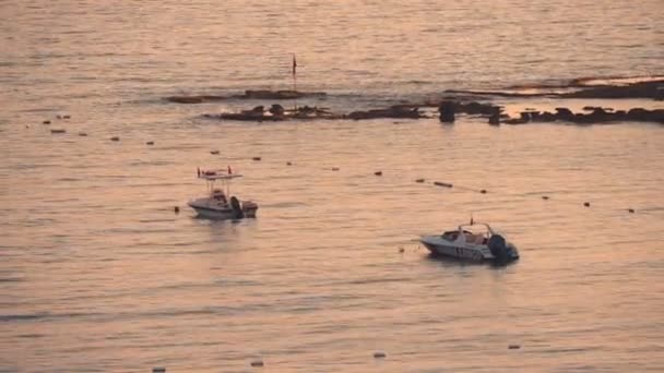 Deux Bateaux Moteur Déplaçant Bord Mer Alanya Coucher Soleil Sombre — Video