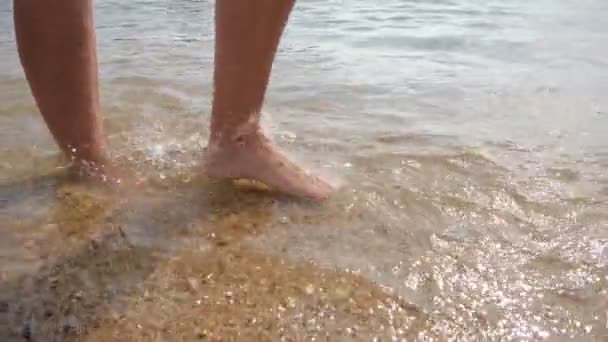 夏の晴れた日に海岸を歩く女性の足スローモーションスローモーションで健康な女性の足のエキサイティングなクローズアップは スローモーションで夏の晴れた日にアラーニャの片付け波で海の海岸を歩いてエキサイティングなクローズアップ — ストック動画