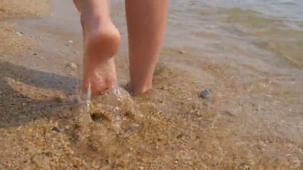 Kvinnliga Ben Som Går Havsstrand Solig Dag Sommaren Slow Motion — Stockvideo