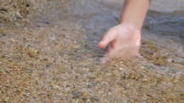 Palma Femenina Tocando Sosteniendo Arena Una Playa Mar Día Soleado — Vídeo de stock