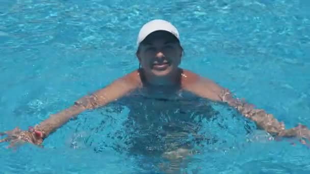 비키니 수영을 터키의 화창한 수영장에서 행복하게 바라보는 여성의 슬로모 Slo — 비디오