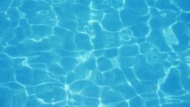 Türkisfarbenes Wasser Spielt Fröhlich Einem Schwimmbad Einem Sonnigen Tag Slo — Stockvideo
