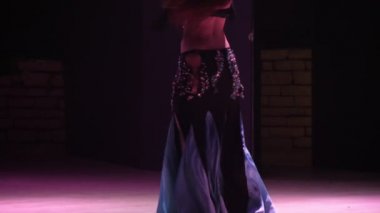 Slo-mo'da bir restoranda bir restoranda anlamlı bir şekilde dans eden güzel kadın, bir Türk restoranında Arap dansı dans eden şık ve ince bir kadının duygusal görünümünde, aslında yavaş çekimde cirit atıyor.