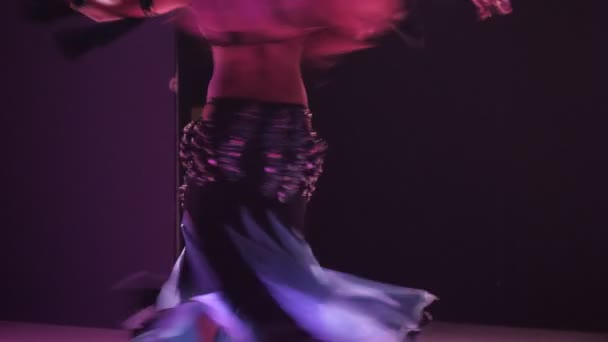 Mulher Elegante Dançando Uma Bellydance Brilhantemente Restaurante Câmera Lenta Vista — Vídeo de Stock