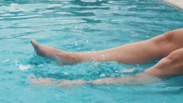 Jolly Jambes Éclaboussant Eau Dans Une Piscine Été Turquie Sarajevo — Video