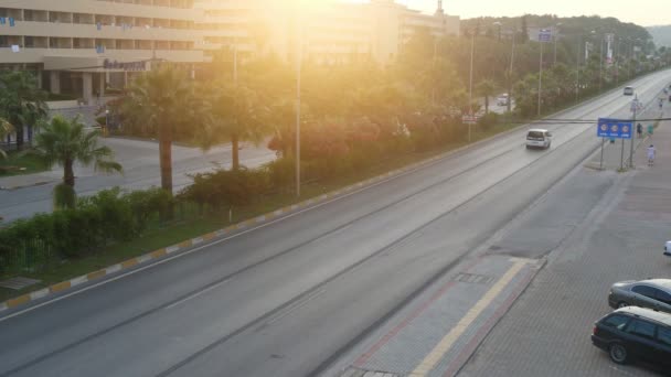 アランヤ トルコ 2019年6月21日 夏の黄金の夕日にホテルや手のひらとエキゾチックな通りに行く現代の車や人々のエキサイティングな景色 — ストック動画