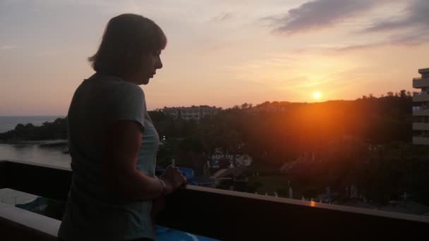 Mujer Feliz Disfrutando Brillante Puesta Sol Desde Balcón Del Hotel — Vídeo de stock