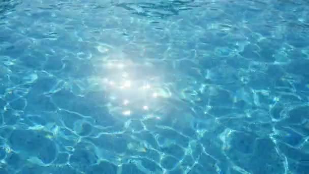 Cruz Soleada Agua Piscina Verano Cámara Lenta Impresionante Vista Una — Vídeos de Stock