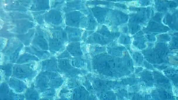 Απαλό Γαλάζιο Νερό Που Παίζει Μια Πισίνα Μια Ηλιόλουστη Μέρα — Αρχείο Βίντεο