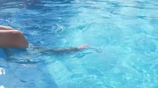 Genoux Femme Jambes Mouvement Dans Eau Une Piscine Été Pékin — Video