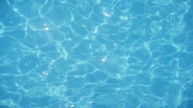 Yaz aylarında Alanya'da bir kürek göletgüzel gök suları slo-mo yavaş hareket alanya güzel bir kürek gölet güneşli çizgili bir ağ ile kaplı sıçrayan gök suları ilham verici arka plan görünümü