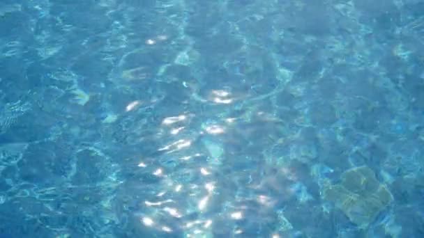 トルコのクリスタルのようなプールできらめくターコイズブルーの水を 夏のアラーニャの水泳池で輝く太陽の光に満ちた透明なターコイズブルーの水を魅了する素晴らしい眺め — ストック動画