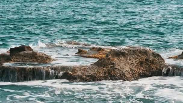 Côtes Mer Turques Avec Des Falaises Des Pierres Par Une — Video