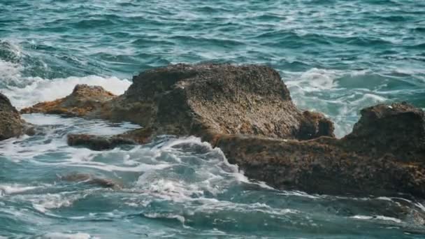 土耳其海岸与悬崖和石头在阿兰尼亚在夏季在Slo Mo的美妙景色泡沫波溅在阿兰亚海滩的大巨石上 在夏天的阳光明媚的一天 在慢动作 — 图库视频影像
