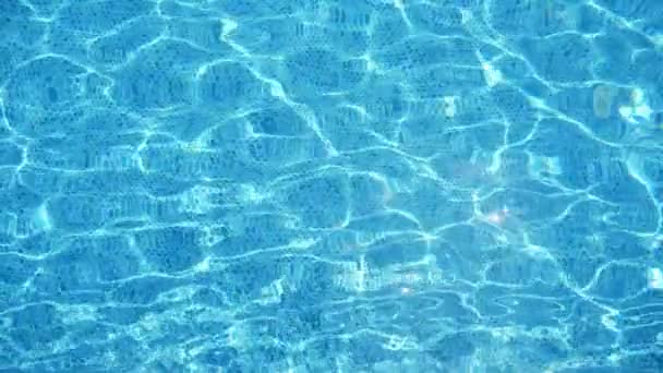 在阿兰亚的一个游泳池里 新鲜的绿松石水 在缓慢运动中 在阿兰亚一个艺术的戏水池塘里 飞溅的碧绿海水覆盖着阳光条纹的阳光条纹 — 图库视频影像
