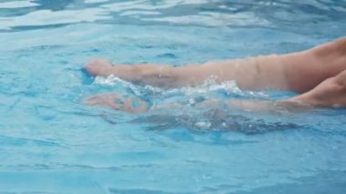 Türkiye'de bir kürek havuzunda iki kadının ayakları nın dabbling ve oynarken slo-mo iki kadın ayak oynarken ve yavaş hareket le yaz aylarında güneşli bir günde Türkiye'de bir yüzme havuzunda sıçrayan neşeli görünümü