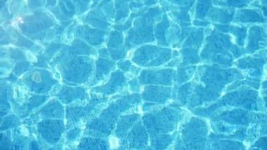 Yavaş çekimde Alanya'da modern bir kürek göletinde crisscross çizgileri ağı ile kaplı pırıl pırıl turkuaz suların muhteşem arka plan görünümünde yaz aylarında Türkiye'de bir yüzme havuzunda göz kamaştırıcı turkuaz sular