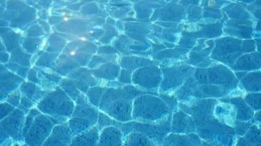 Yaz aylarında Türkiye'nin tatil beldesinde kürek çeken bir gölette pırıl pırıl turkuaz sular Alanya'da modern bir yüzme havuzunda güneş ışınları ağıyla kaplı parlayan turkuaz suların güzel arka plan görünümünde yavaş çekimde