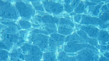 Alanya tatil beldesinde bir yüzme havuzunda canlı gök suları yaz aylarında slo-mo Alanya modern bir yüzme havuzunda güneş ışınları ağı ile kaplı güzel gök suları ilham verici arka plan görünümü yavaş hareket