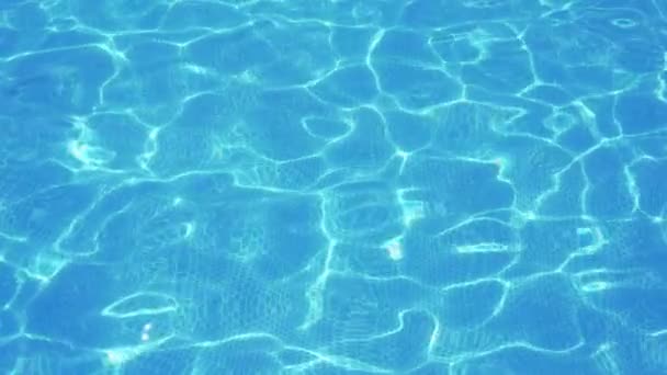 夏にトルコの水泳池できらめく青い海は スローモーションでアラーニャの現在のパドリング池で曲線のクモの巣で覆われたターコイズブルーの水を飛び散らせる信じられないほどの背景ビューで — ストック動画