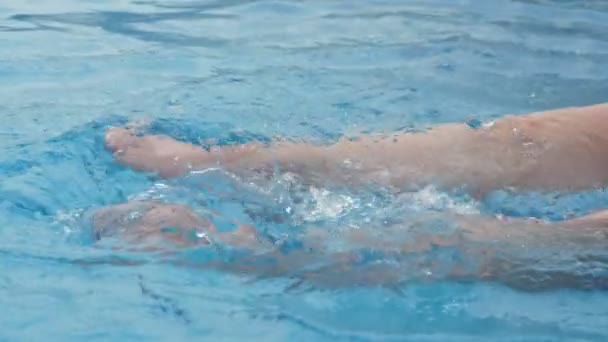 Dos Pies Mujer Moviéndose Retozando Una Piscina Infantil Turquía Slo — Vídeo de stock