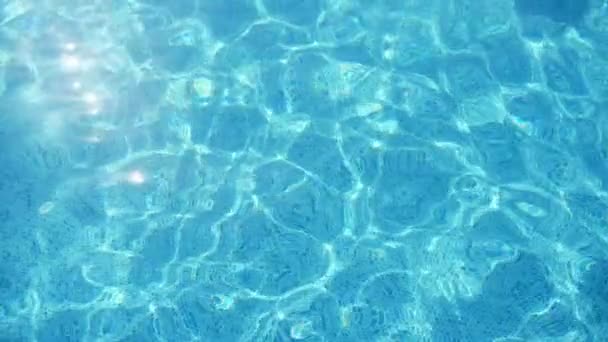 スローモーションでアラーニャの近代的なスイミングプールで太陽の光のネットワークで覆われた魔法のターコイズブルーの水のスロモの信じられないほどの背景ビューで夏にアリンヤリゾートの水泳池でターコイズブルーの水を鼓舞 — ストック動画