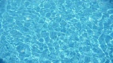 Alanya'da yaz aylarında slo-mo'da bir kürek havuzunda parlayan çivit suları Alanya'da güzel bir yüzme havuzunda altın güneş ışınları nın örümcek ağıyla kaplı parıldayan çivit sularının arka plan görünümüne ilham veriyor