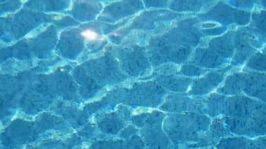 Alanya'da yaz aylarında slo-mo'da bir havuzda heyecan verici çivit dalgaları, yavaş çekimde alanya'da bir neşeli kürek havuzunda kıvrımlı güneş ışınlarıyla dolu dalgalanan çivit sularının arka plan görünümünde