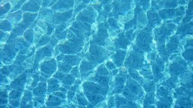 Yaz aylarında Alanya'da pırıl pırıl bir yüzme havuzunda sihirli gök suları Slo-mo'da muhteşem bir arka plan görünümü Alanya'da parlayan bir yüzme havuzunda altın güneş ışınlarıyla dolu parıldayan gök sularının arka plan görünümü yaz aylarında yavaş çekimde