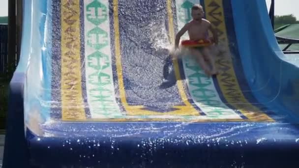 Menino Menina Gritando Deslizando Para Baixo Uma Colina Íngreme Aqua — Vídeo de Stock