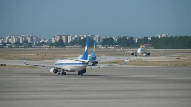 Antalya Turquia Junho 2019 Vista Impressionante Dois Aviões Brancos Azuis — Vídeo de Stock