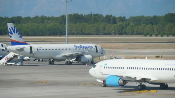 アンタルヤ トルコ 2019年6月14日 夏の晴れた日にアランヤの国際空港で右に曲がる大きな白い乗客の飛行機のエキサイティングな眺め 森のストライプは遠くに見える — ストック動画