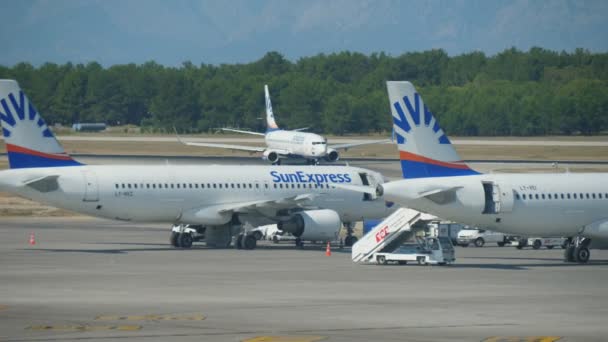 Antalya Turkije Juni 2019 Spannend Beeld Van Twee Lange Passagiersvliegtuigen — Stockvideo