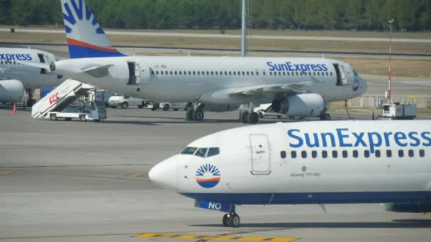 アンタルヤ トルコ 2019年6月14日 夏の晴れた日にアランヤの空港で大きな白と青の乗客の飛行機に乗って左に曲がるエキサイティングな景色 それは感動的で素敵に見えます — ストック動画