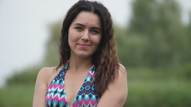 Yavaş Hareket Içinde Göl Sularında Bikini Ayakta Romantik Esmer Kadın — Stok video