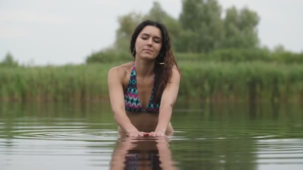 Mulher Morena Feliz Sorrindo Brincando Com Água Lago Áspero Slo — Vídeo de Stock