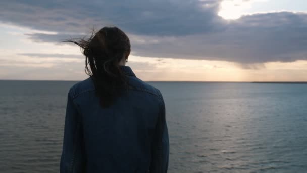 Chica Morena Delgada Pie Mirando Mar Ondulante Atardecer Rosa Slo — Vídeo de stock