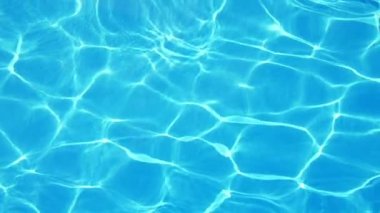 Güneş kirişler ile canlı gökyüzü-mavi suların bir örümcek ağı ile canlanıyor güneşte bir Wading havuzda oynamak güneşleri ile Cerulean suları yavaş hareket neşeli suları ile bir Wading gölet oynamak