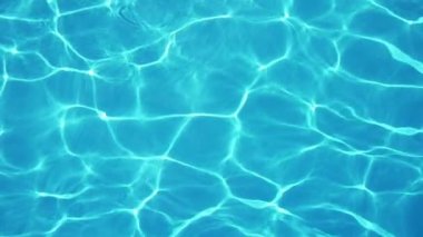 Slo-Mo bir Wading havuzunda dalgalanan oynak kirişler ile turkuaz dalgalar yavaş hareket dalgalanan suları ile bir Wading gölet parlak bir güneş ışınları bir ağ ile köpüklü suların Ilham arka plan görünümü