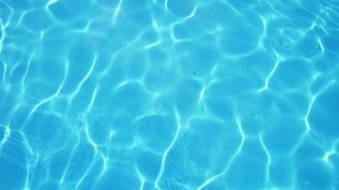 Gökyüzü-mavi sularda yavaş hareket bir yüzme gölet sallıyor köpüklü ışınları dolu güneş ışınları bir Nebulası ile çarpıcı suların muhteşem arka plan görünümü yavaş hareket içinde bir Wading gölet neşeli köpüklü