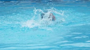 Jolly oğlan yaz aylarında siyah deniz sularında serbest yüzme Freestyle küçük bir çocuk yüzme Freestyle, oyun ve ellerini siyah deniz dalgaları yavaş hareket yaz aylarında su sıçraması Gorgeous görünümü