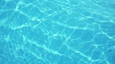 Heyecan verici Celeste Wading havuz suları ile köpüklü güneşli kirişler yavaş hareket içinde huzurlu bir yüzme gölet Celeste sularının muhteşem görünümü yavaş hareket güneş ışınları bir köpüklü ağ ile. Sevimli ve güzel bir arka plan gibi görünüyor. 