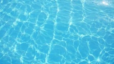 Arty Celeste yüzme havuzu suları yavaş hareket parlayan Güneşli ışınları ile güzel Wading gölet Celeste suları parlak bir ağ ile yavaş hareket güneş ışınları Inanılmaz görünümü. Bir neşeli ve muhteşem bir arka plan gibi görünüyor. 