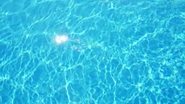 Aguas Celestes Con Rayos Sol Jugando Una Piscina Slo Vista — Vídeo de stock