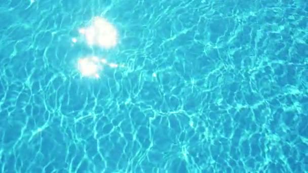 Celeste 波浪与俏皮的斑点在游泳池中挥舞着在 Slo 令人难以置信的背景视图闪亮的水域与太阳光的蜘蛛网在游泳池中明亮地闪耀着 在缓慢运动的波涛汹涌的水域 — 图库视频影像
