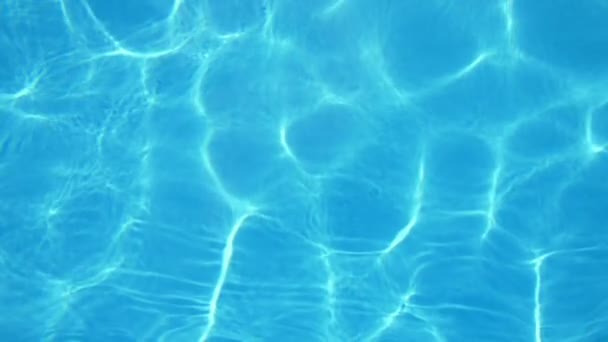 Celeste Dalgalar Parlayan Bir Yüzme Havuzunda Slo Içinde Dalgalanan Kirişler — Stok video