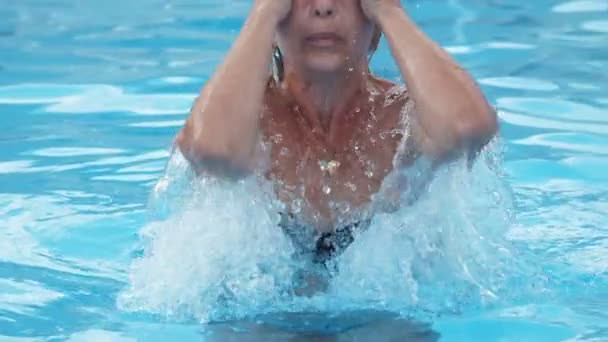 Optimistische Frau Taucht Einem Schwimmbad Mit Celeste Wasser Slo Beeindruckende — Stockvideo