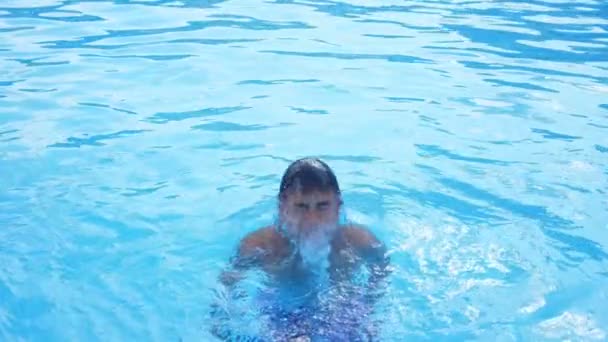 Athletic Fair Haired Guy Hoppar Högt Swimmingpool Slow Motion Imponerande — Stockvideo