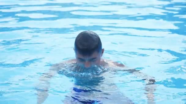 Sportive Guy Emerging Turquoise Waters Swimming Pool Slow Motion Arty — Stock Video